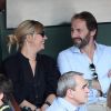 Flavie Flament et son compagnon Vladimir regardent le match entre R.Nadal et R. Gasquet dans les tribunes des Internationaux de France de Tennis de Roland-Garros à Paris le 2 juin 2018.