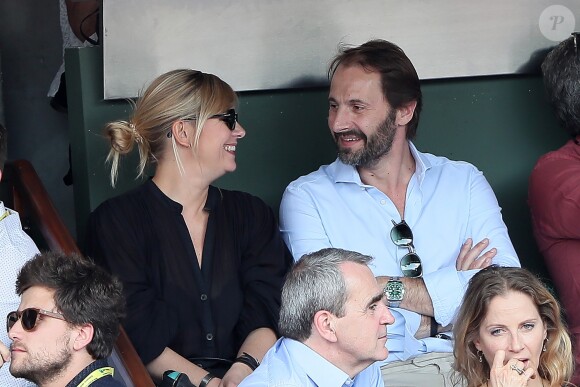 Flavie Flament et son compagnon Vladimir regardent le match entre R.Nadal et R. Gasquet dans les tribunes des Internationaux de France de Tennis de Roland-Garros à Paris le 2 juin 2018.
