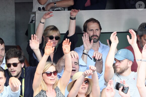 Flavie Flament et son compagnon Vladimir regardent le match entre R.Nadal et R. Gasquet dans les tribunes des Internationaux de France de Tennis de Roland-Garros à Paris le 2 juin 2018.