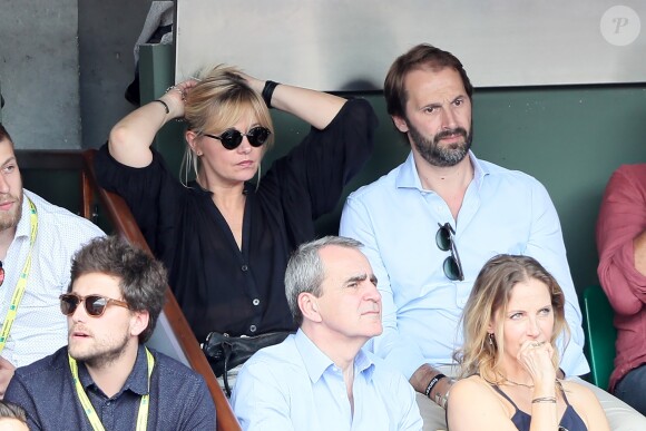 Flavie Flament et son compagnon Vladimir regardent le match entre R.Nadal et R. Gasquet dans les tribunes des Internationaux de France de Tennis de Roland-Garros à Paris le 2 juin 2018.