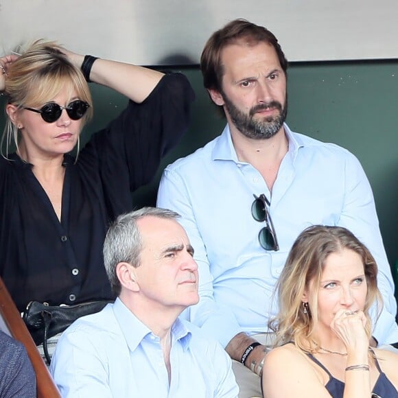 Flavie Flament et son compagnon Vladimir regardent le match entre R.Nadal et R. Gasquet dans les tribunes des Internationaux de France de Tennis de Roland-Garros à Paris le 2 juin 2018.