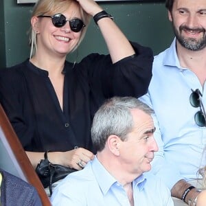 Flavie Flament et son compagnon Vladimir regardent le match entre R.Nadal et R. Gasquet dans les tribunes des Internationaux de France de Tennis de Roland-Garros à Paris le 2 juin 2018.