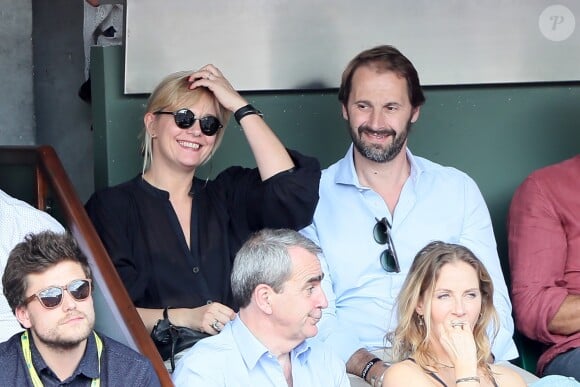 Flavie Flament et son compagnon Vladimir regardent le match entre R.Nadal et R. Gasquet dans les tribunes des Internationaux de France de Tennis de Roland-Garros à Paris le 2 juin 2018.