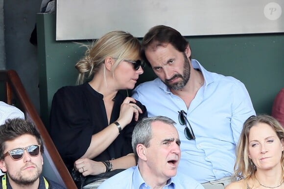 Flavie Flament et son compagnon Vladimir regardent le match entre R.Nadal et R. Gasquet dans les tribunes des Internationaux de France de Tennis de Roland-Garros à Paris le 2 juin 2018.