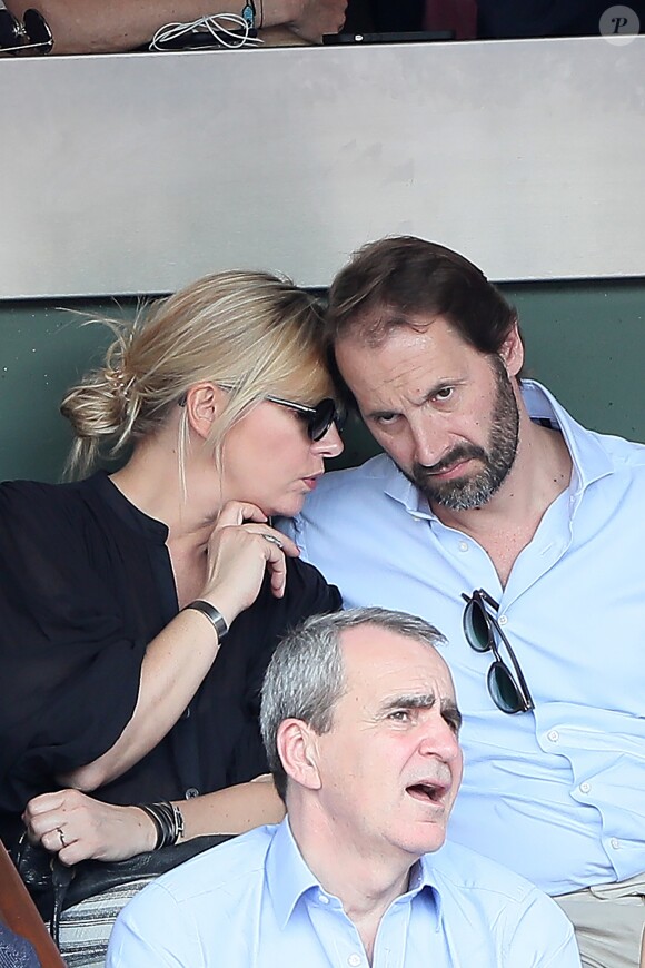 Flavie Flament et son compagnon Vladimir regardent le match entre R.Nadal et R. Gasquet dans les tribunes des Internationaux de France de Tennis de Roland-Garros à Paris le 2 juin 2018.
