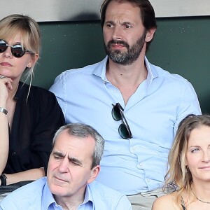 Flavie Flament et son compagnon Vladimir regardent le match entre R.Nadal et R. Gasquet dans les tribunes des Internationaux de France de Tennis de Roland-Garros à Paris le 2 juin 2018.