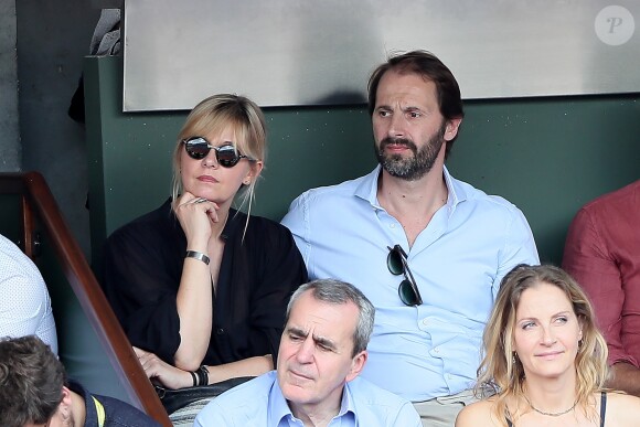 Flavie Flament et son compagnon Vladimir regardent le match entre R.Nadal et R. Gasquet dans les tribunes des Internationaux de France de Tennis de Roland-Garros à Paris le 2 juin 2018.