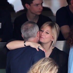 Flavie Flament et son compagnon Vladimir regardent le match entre R.Nadal et R. Gasquet dans les tribunes des Internationaux de France de Tennis de Roland-Garros à Paris le 2 juin 2018.