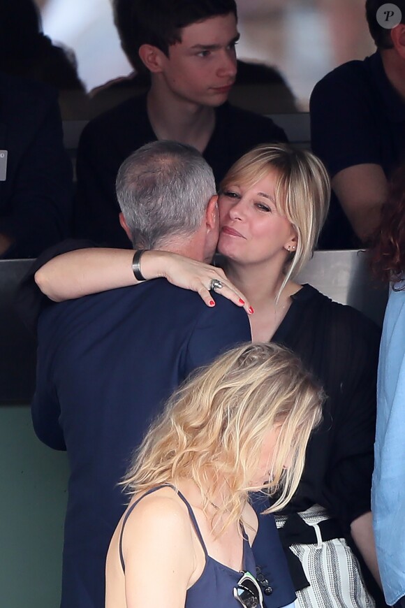 Flavie Flament et son compagnon Vladimir regardent le match entre R.Nadal et R. Gasquet dans les tribunes des Internationaux de France de Tennis de Roland-Garros à Paris le 2 juin 2018.
