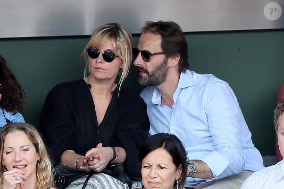 Flavie Flament et son compagnon Vladimir regardent le match entre R.Nadal et R. Gasquet dans les tribunes des Internationaux de France de Tennis de Roland-Garros à Paris le 2 juin 2018.