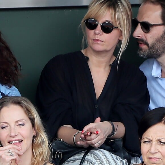 Flavie Flament et son compagnon Vladimir regardent le match entre R.Nadal et R. Gasquet dans les tribunes des Internationaux de France de Tennis de Roland-Garros à Paris le 2 juin 2018.