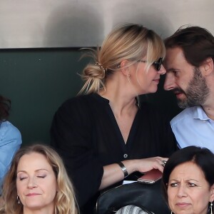 Flavie Flament et son compagnon Vladimir regardent le match entre R.Nadal et R. Gasquet dans les tribunes des Internationaux de France de Tennis de Roland-Garros à Paris le 2 juin 2018.