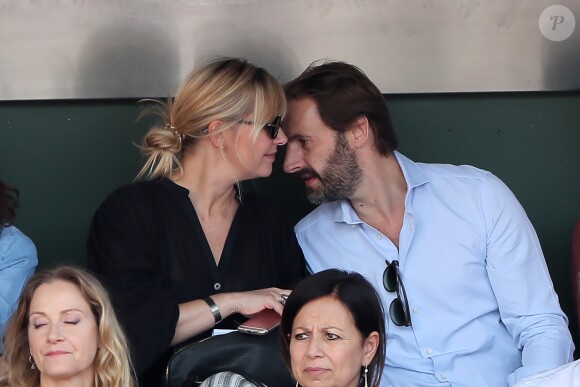 Flavie Flament et son compagnon Vladimir regardent le match entre R.Nadal et R. Gasquet dans les tribunes des Internationaux de France de Tennis de Roland-Garros à Paris le 2 juin 2018.