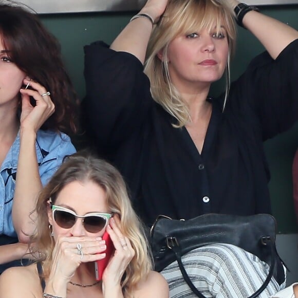 Flavie Flament et Michel Cymes - People dans les tribunes lors des Internationaux de France de Tennis de Roland-Garros à Paris le 2 juin 2018.