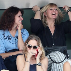 Flavie Flament et Michel Cymes, Samuel Etienne - People dans les tribunes lors des Internationaux de France de Tennis de Roland-Garros à Paris le 2 juin 2018.