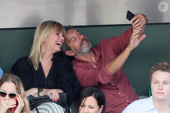 Flavie Flament et Michel Cymes - People dans les tribunes lors des Internationaux de France de Tennis de Roland-Garros à Paris le 2 juin 2018.