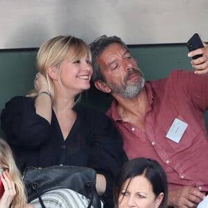 Flavie Flament et Michel Cymes - People dans les tribunes lors des Internationaux de France de Tennis de Roland-Garros à Paris le 2 juin 2018.