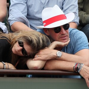 Benjamin Castaldi avec sa femme Aurore Aleman dans les tribunes des Internationaux de France de Tennis de Roland-Garros à Paris le 2 juin 2018.