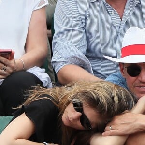 Benjamin Castaldi avec sa femme Aurore Aleman dans les tribunes des Internationaux de France de Tennis de Roland-Garros à Paris le 2 juin 2018.