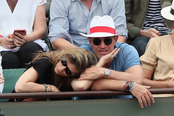 Benjamin Castaldi avec sa femme Aurore Aleman dans les tribunes des Internationaux de France de Tennis de Roland-Garros à Paris le 2 juin 2018.