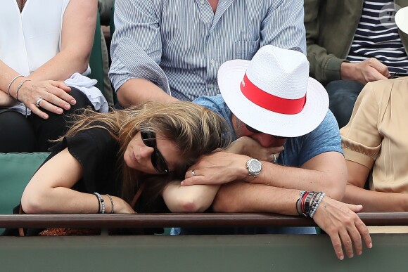 Benjamin Castaldi avec sa femme Aurore Aleman dans les tribunes des Internationaux de France de Tennis de Roland-Garros à Paris le 2 juin 2018.