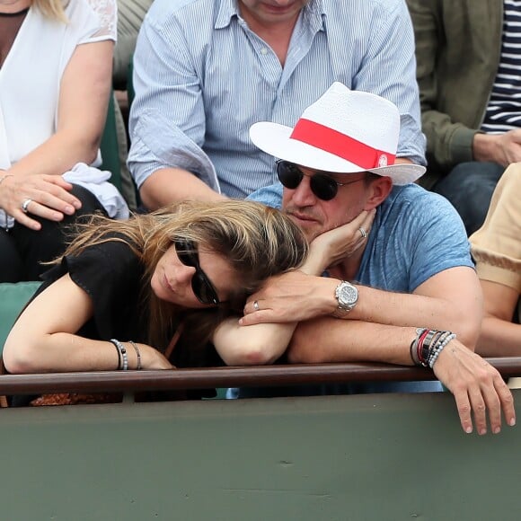 Benjamin Castaldi avec sa femme Aurore Aleman dans les tribunes des Internationaux de France de Tennis de Roland-Garros à Paris le 2 juin 2018.