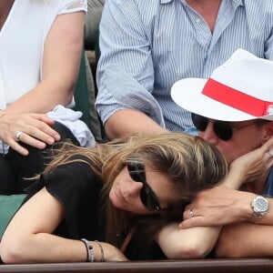 Benjamin Castaldi avec sa femme Aurore Aleman dans les tribunes des Internationaux de France de Tennis de Roland-Garros à Paris le 2 juin 2018.