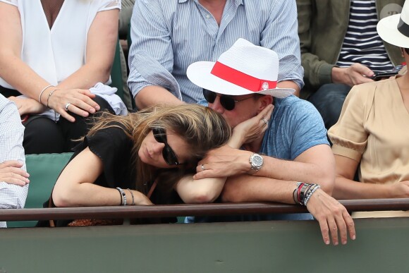 Benjamin Castaldi avec sa femme Aurore Aleman dans les tribunes des Internationaux de France de Tennis de Roland-Garros à Paris le 2 juin 2018.