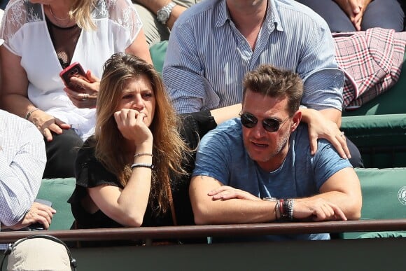 Flavie Flament et son compagnon Vladimir regardent le match entre R.Nadal et R. Gasquet ainsi que son ex mari Benjamin Castaldi avec sa femme Aurore Aleman dans les tribunes des Internationaux de France de Tennis de Roland-Garros à Paris le 2 juin 2018.