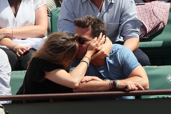 Flavie Flament et son compagnon Vladimir regardent le match entre R.Nadal et R. Gasquet ainsi que son ex mari Benjamin Castaldi avec sa femme Aurore Aleman dans les tribunes des Internationaux de France de Tennis de Roland-Garros à Paris le 2 juin 2018.