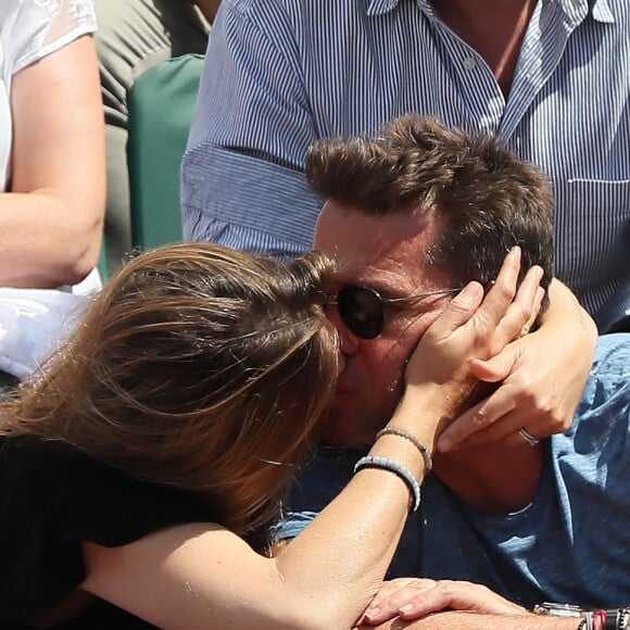 Flavie Flament et son compagnon Vladimir regardent le match entre R.Nadal et R. Gasquet ainsi que son ex mari Benjamin Castaldi avec sa femme Aurore Aleman dans les tribunes des Internationaux de France de Tennis de Roland-Garros à Paris le 2 juin 2018.