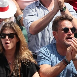 Flavie Flament et son compagnon Vladimir regardent le match entre R.Nadal et R. Gasquet ainsi que son ex mari Benjamin Castaldi avec sa femme Aurore Aleman dans les tribunes des Internationaux de France de Tennis de Roland-Garros à Paris le 2 juin 2018.