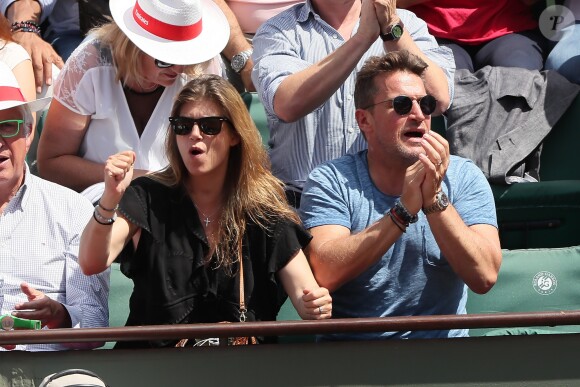Flavie Flament et son compagnon Vladimir regardent le match entre R.Nadal et R. Gasquet ainsi que son ex mari Benjamin Castaldi avec sa femme Aurore Aleman dans les tribunes des Internationaux de France de Tennis de Roland-Garros à Paris le 2 juin 2018.