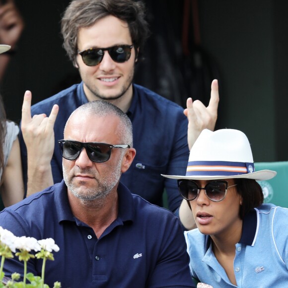 Amel Bent et son mari Patrick Antonelli, avec Vianney déconneur derrière, dans les tribunes des internationaux de tennis de Roland Garros à Paris, France, le 3 juin 2018. © Dominique Jacovides - Cyril Moreau/Bestimage