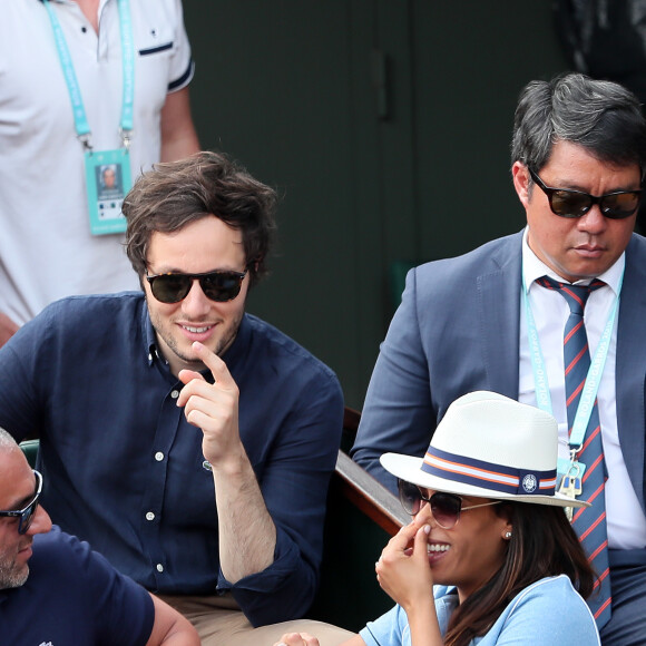 Le chanteur Vianney (Vianney Bureau) et Amel Bent dans les tribunes des internationaux de tennis de Roland Garros à Paris, France, le 3 juin 2018. © Dominique Jacovides - Cyril Moreau/Bestimage  Celebs attending the Roland Garros French Open, in Paris, France, on June 3rd, 2018.03/06/2018 - Paris