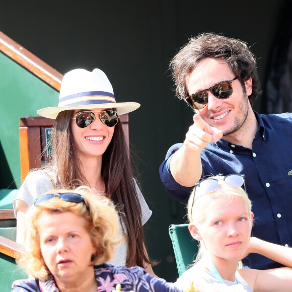 Le chanteur Vianney (Vianney Bureau) et sa compagne Catherine Robert dans les tribunes des internationaux de tennis de Roland Garros à Paris, France, le 3 juin 2018. © Dominique Jacovides - Cyril Moreau/Bestimage  Celebs attending the Roland Garros French Open, in Paris, France, on June 3rd, 2018.03/06/2018 - Paris
