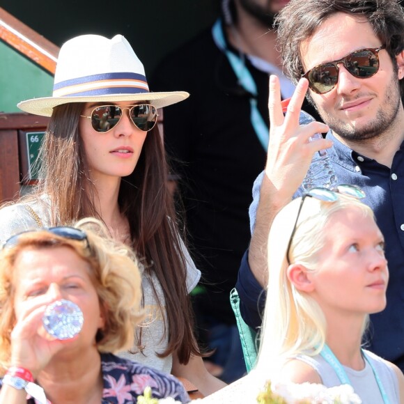 Le chanteur Vianney (Vianney Bureau) et sa compagne Catherine Robert dans les tribunes des internationaux de tennis de Roland Garros à Paris, France, le 3 juin 2018. © Dominique Jacovides - Cyril Moreau/Bestimage  Celebs attending the Roland Garros French Open, in Paris, France, on June 3rd, 2018.03/06/2018 - Paris