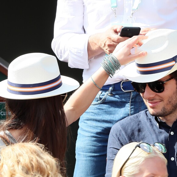 Le chanteur Vianney (Vianney Bureau) et sa compagne Catherine Robert dans les tribunes des internationaux de tennis de Roland Garros à Paris, France, le 3 juin 2018. © Dominique Jacovides - Cyril Moreau/Bestimage  Celebs attending the Roland Garros French Open, in Paris, France, on June 3rd, 2018.03/06/2018 - Paris