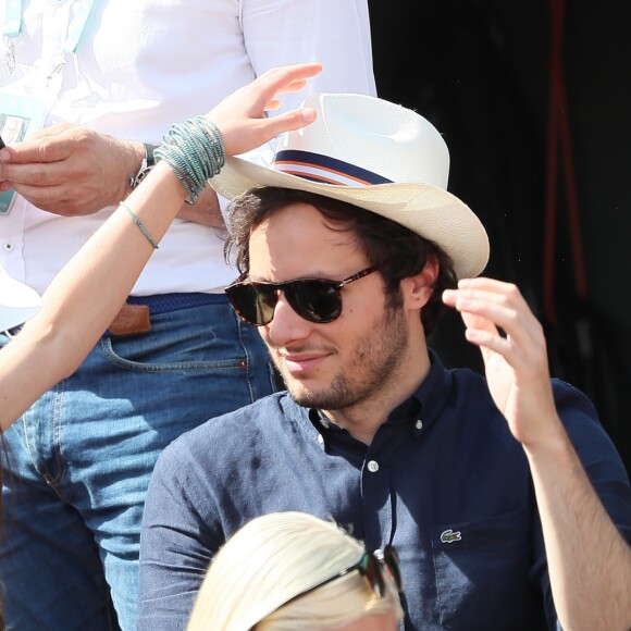 Le chanteur Vianney (Vianney Bureau) et sa compagne Catherine Robert dans les tribunes des internationaux de tennis de Roland Garros à Paris, France, le 3 juin 2018. © Dominique Jacovides - Cyril Moreau/Bestimage  Celebs attending the Roland Garros French Open, in Paris, France, on June 3rd, 2018.03/06/2018 - Paris