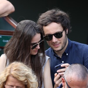 Le chanteur Vianney (Vianney Bureau) et sa compagne Catherine Robert dans les tribunes des internationaux de tennis de Roland Garros à Paris, France, le 3 juin 2018. © Dominique Jacovides - Cyril Moreau/Bestimage  Celebs attending the Roland Garros French Open, in Paris, France, on June 3rd, 2018.03/06/2018 - Paris