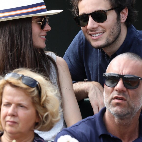 Le chanteur Vianney (Vianney Bureau) et sa compagne Catherine Robert dans les tribunes des internationaux de tennis de Roland Garros à Paris, France, le 3 juin 2018. © Dominique Jacovides - Cyril Moreau/Bestimage  Celebs attending the Roland Garros French Open, in Paris, France, on June 3rd, 2018.03/06/2018 - Paris