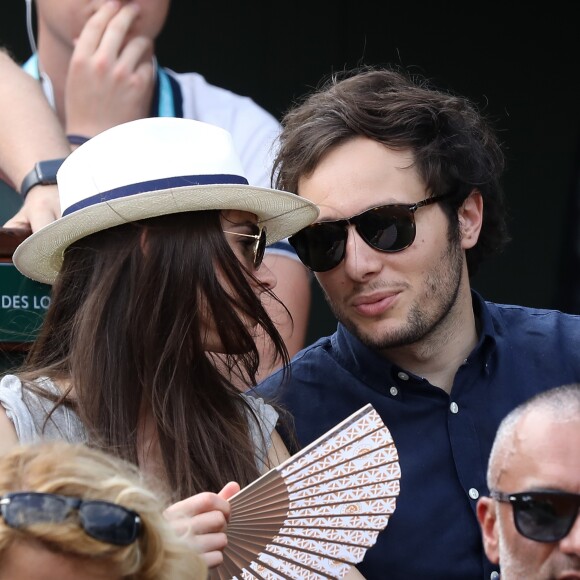 Le chanteur Vianney (Vianney Bureau) et sa compagne Catherine Robert dans les tribunes des internationaux de tennis de Roland Garros à Paris, France, le 3 juin 2018. © Dominique Jacovides - Cyril Moreau/Bestimage  Celebs attending the Roland Garros French Open, in Paris, France, on June 3rd, 2018.03/06/2018 - Paris