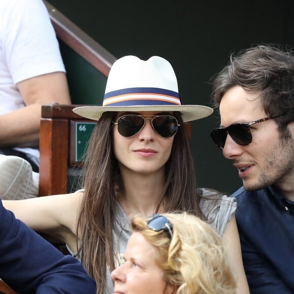 Le chanteur Vianney (Vianney Bureau) et sa compagne Catherine Robert dans les tribunes des internationaux de tennis de Roland Garros à Paris, France, le 3 juin 2018. © Dominique Jacovides - Cyril Moreau/Bestimage  Celebs attending the Roland Garros French Open, in Paris, France, on June 3rd, 2018.03/06/2018 - Paris