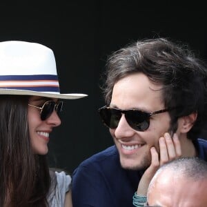 Le chanteur Vianney (Vianney Bureau) et sa compagne Catherine Robert dans les tribunes des internationaux de tennis de Roland Garros à Paris, France, le 3 juin 2018. © Dominique Jacovides - Cyril Moreau/Bestimage  Celebs attending the Roland Garros French Open, in Paris, France, on June 3rd, 2018.03/06/2018 - Paris