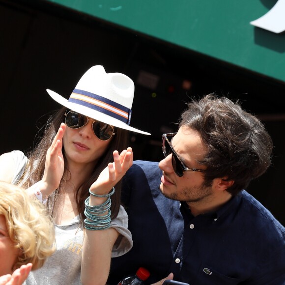 Le chanteur Vianney (Vianney Bureau) et sa compagne Catherine Robert dans les tribunes des internationaux de tennis de Roland Garros à Paris, France, le 3 juin 2018. © Dominique Jacovides - Cyril Moreau/Bestimage  Celebs attending the Roland Garros French Open, in Paris, France, on June 3rd, 2018.03/06/2018 - Paris