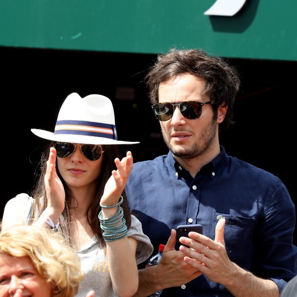 Le chanteur Vianney (Vianney Bureau) et sa compagne Catherine Robert dans les tribunes des internationaux de tennis de Roland Garros à Paris, France, le 3 juin 2018. © Dominique Jacovides - Cyril Moreau/Bestimage  Celebs attending the Roland Garros French Open, in Paris, France, on June 3rd, 2018.03/06/2018 - Paris