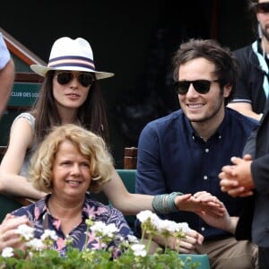 Le chanteur Vianney (Vianney Bureau) et sa compagne Catherine Robert dans les tribunes des internationaux de tennis de Roland Garros à Paris, France, le 3 juin 2018. © Dominique Jacovides - Cyril Moreau/Bestimage  Celebs attending the Roland Garros French Open, in Paris, France, on June 3rd, 2018.03/06/2018 - Paris