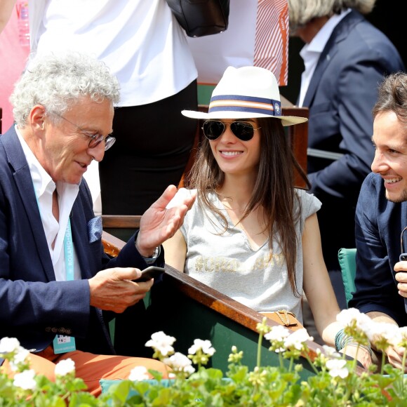 Nelson Monfort, le chanteur Vianney (Vianney Bureau) et sa compagne Catherine Robert dans les tribunes des internationaux de tennis de Roland Garros à Paris, France, le 3 juin 2018. © Dominique Jacovides - Cyril Moreau/Bestimage  Celebs attending the Roland Garros French Open, in Paris, France, on June 3rd, 2018.03/06/2018 - Paris