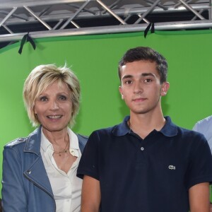 Chloé Nabédian (France 2). Evelyne Dhéliat (TF1), Dorian Da Silva (gagnant du concours de présentateur météo amateur "Meteo's Got Talent"), Marc Hay (BFMTV) et Cécile Djunga (TV5 Monde) - 15éme Forum international de la météo et du climat parainné par Y. Arthus-Bertrand à Paris le 3 juin 2018. © Giancarlo Gorassini/Bestimage