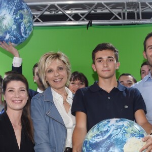 Chloé Nabédian (France 2). Evelyne Dhéliat (TF1), Dorian Da Silva (gagnant du concours de présentateur météo amateur "Meteo's Got Talent"), Marc Hay (BFMTV) et Cécile Djunga (TV5 Monde) - 15éme Forum international de la météo et du climat parainné par Y. Arthus-Bertrand à Paris le 3 juin 2018. © Giancarlo Gorassini/Bestimage